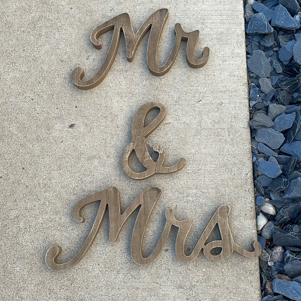 Mr & Mrs wood sign